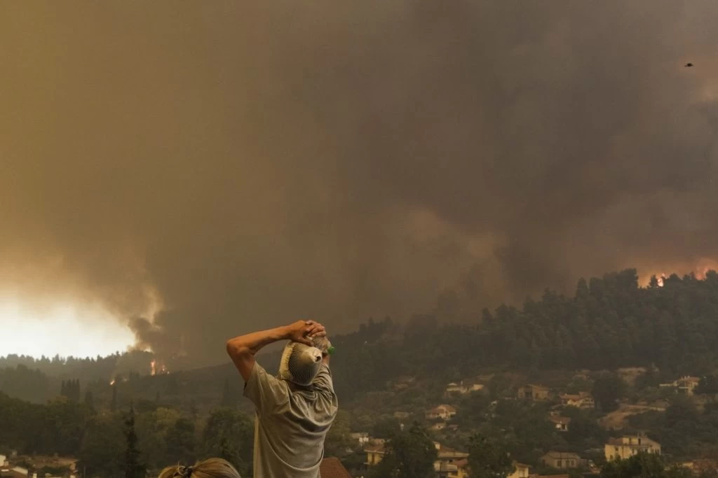 Φωτιά στην Εύβοια – «Ένα αεροπλάνο, καιγόμαστε» – «Θα το κάνουμε παραγγελία» ακούγεται να ειρωνεύεται αστυνομικός